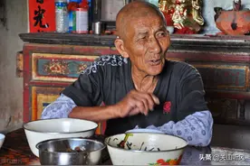 农村老人说：再累莫坐人肉凳，再饿莫吃坟前供，如何解释这段话？图片