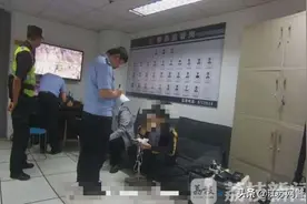 又是插队引起的：两人打得两败俱伤！图片