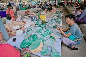 缅甸翡翠市场：挤满国内主播，几十万石头随意摆地上图片