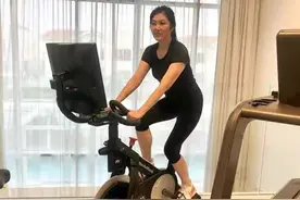 泰国“逃跑”美女总理，迪拜豪宅里游泳好惬意，52岁还有少女身材图片