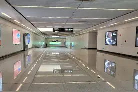 太原南站东西广场终于可以让行人近距离通行了。图片