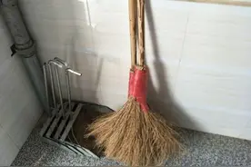 很多家庭还是离不开扫帚，摆放在哪也有讲究，可别放错了图片
