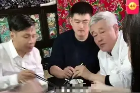 球球直播赵本山吃饭，直播间人数高达40万，其徒弟刷出百万礼物图片