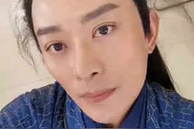 47岁黄海冰撞脸樊少皇，曾是古装男神，如今转型拍段子当网红？图片