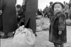1948年的北平，有市民要逃离战火，有小孩声援美国竞选总统图片