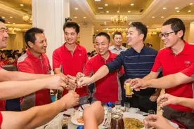 刘强东成为第18大富豪，他的一批早年照片曝光，透露出心酸成长史图片