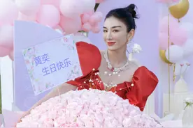 黄奕庆44岁生日，和女儿穿亲子装手牵手，幸福称最好的年龄是当下图片