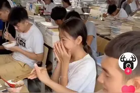 3.9亿人在看！老师偷拍男生对女同桌一个举动，网友炸了图片