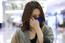 阿娇目测有140斤！穿大码西装成一团，拎20万包迈八字步像女土豪图片