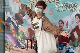 陈法蓉坐高铁旅行，穿拼接卫衣牛仔裤，站台上见自己海报俏皮合拍图片