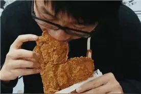 儿子抢别人鸡排吃，妈妈一旁帮腔护短，女孩的回答让妈妈后背发凉图片