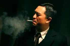50岁张嘉译出行近照，走路弯腰驼背明显，老戏骨现状让人心疼图片