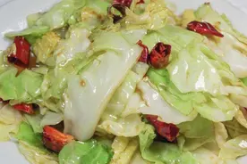 做手撕包菜，先焯水还是直接炒？大厨：做对了，和饭店的一样好吃图片