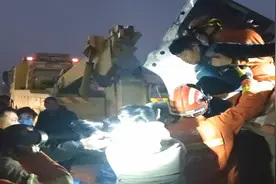 追尾！水泥搅拌车与沙土车相撞，冲击力度过大，困住驾驶员视频封面