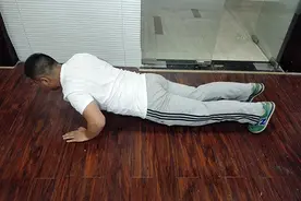 男性做俯卧撑，一口气做多少个算合格？达到这个数，偷着乐吧图片