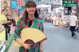 52岁周海媚染黄发，空气刘海似少女，穿绿裙拿折扇重回颜值巅峰图片
