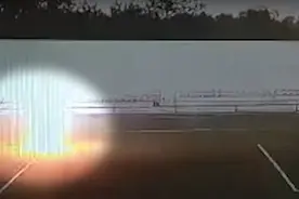 俄罗斯16岁球员在大晴天训练时被闪电击中 陷入昏迷 击中后竟还踢了一脚球图片