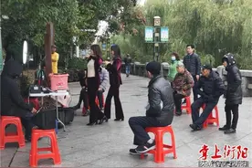 事发解放路观景台，女子占道拍抖音被市民投诉图片