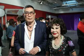 老戏骨刘永罕见露面出席活动，却连凳子都没得坐，最终气愤离场图片