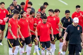 国足统一身着红衣出征多哈，教学赛状态不错，众志成城迎接12强赛图片