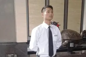 一根筋的保安 到底该不该留图片