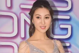 何艳娟盛装出席港姐活动，避谈三亿抚养费，离婚后已跻身上流社会图片