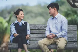 46岁董卿近况曝光，梳丸子头显知性一面，现身街头被赞气质满分图片