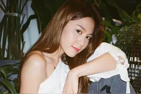 女神周秀娜穿露肩上衣自拍，单凭直角肩就赢了，骨相美港星里罕见图片