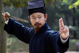 弘扬中华武术的道长被搏击手挑衅，武术分两种：花拳绣腿和练不得图片