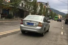 河南偶遇一辆福特，只知道炸弹号很值钱，网友：应该55万给京东图片