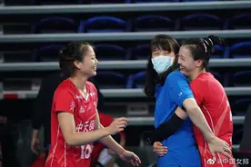 考察人才？女排领队携助教现身半决赛，与3大国手热情相拥太温馨图片