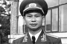 将军执行秘密任务，妻子哭着跟他离婚，3年后将军被授予开国中将图片