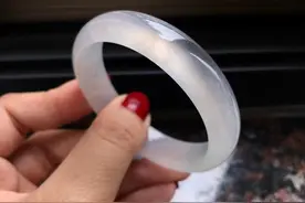 送翡翠手镯有哪些寓意呢，一起来学习一下吧图片