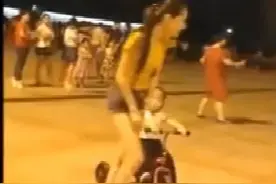 长腿妹子跳广场舞完胜大妈，原来我还是比较喜欢广场舞的图片