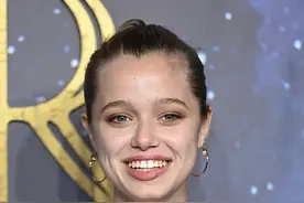 朱莉基因被打败！长女穿迪奥走红毯像翻版皮特，好在儿子扳回一城图片