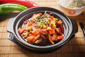 黄焖鸡米饭就是五个字：泡，腌，炒，焖，煮图片