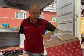 单手送快递，圆通独臂小哥靠劳动赢得尊重图片