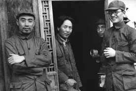 1935年，毛主席送给农民3枚铜元，藏在柱缝80年才被发现，为何？图片