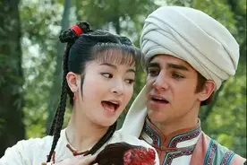 还珠格格班杰明扮演者求婚男友，晒二人接吻照，剧中痴恋小燕子图片