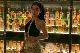 拜佛名媛翻车啦，背景被人扒底朝天图片