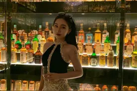 拜佛名媛翻车啦，背景被人扒底朝天图片