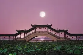 人人都背诵的《静夜思》是错诗，看了原诗才知道，李白多有才!图片
