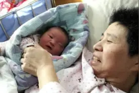 67岁“超龄产妇”产女，曾要断绝关系的大女儿，现成“宠妹狂魔”图片