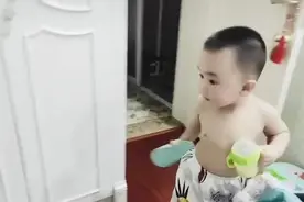 “柔弱妈妈”遇蟑螂花容失色，萌宝拿着奶瓶和拖鞋救驾，萌化了心图片