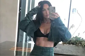 35岁变形金刚女主晒美照，穿超短裙身材火辣，小蛮腰大长腿太绝了图片