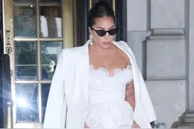 Lady gaga也难逃“中年肥”，但穿搭潇洒有范，肉感都被藏起来图片