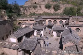传说中的“西北第一豪宅”，藏身偏僻山沟，创建者竟是十几岁少年图片