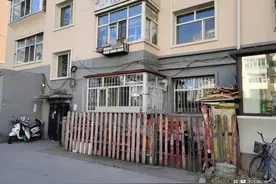 危险！鹤城有人把这些东西堆窗前图片