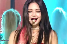 JENNIE珍妮 洗脑新曲SOLO舞台首秀，红色造型惊艳全场视频封面