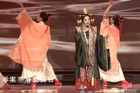从中华服日中歌者衣着，兼说汉服服装配套足衣舄木屐及袜鞋图片